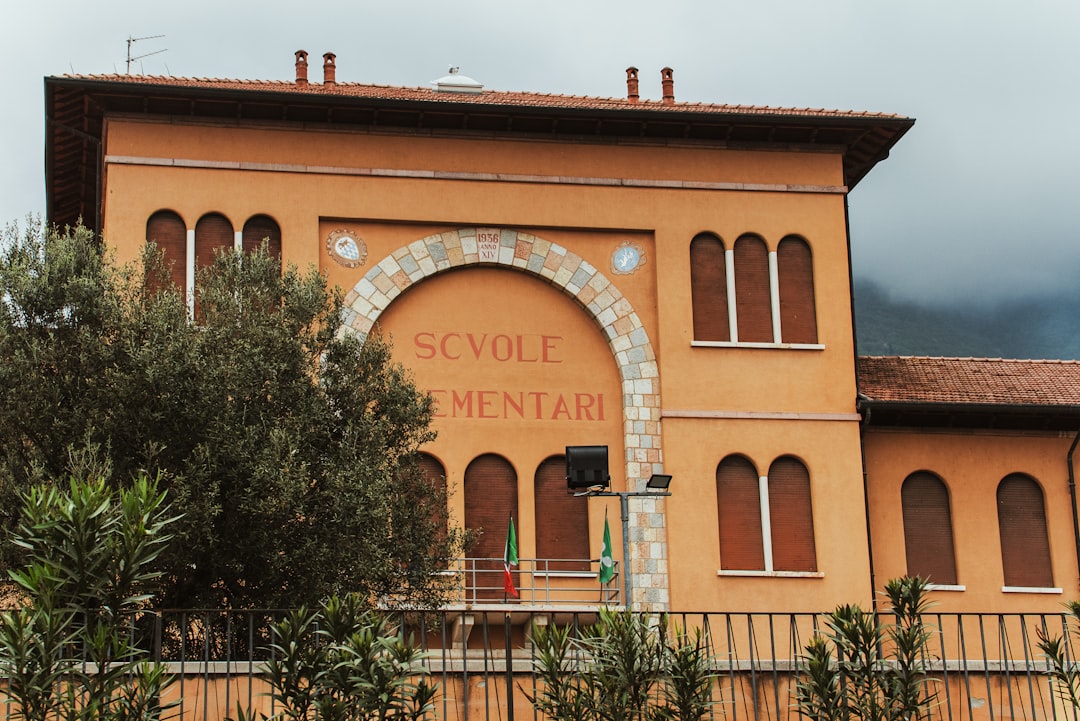 teacher classroom students Italian school - Photo by Patrick von der Wehd on Unsplash